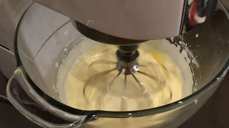 Χτυπήστε τα αυγά για να φτιάξετε κουλούρια ζύμης με σπόρους παπαρούνας