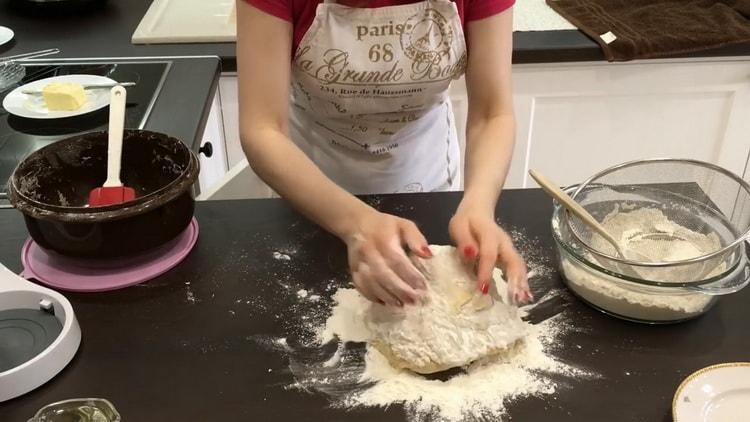 Impastare la pasta per preparare panini al lievito con semi di papavero