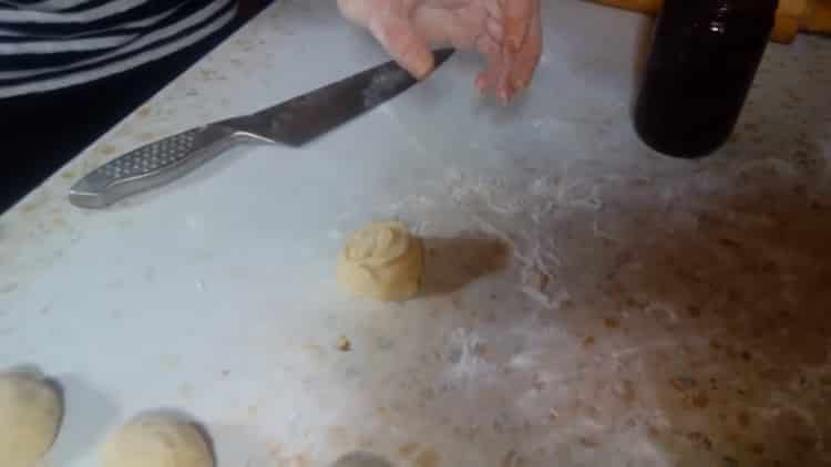 Jam tekercsek készítéséhez készítsen tésztát