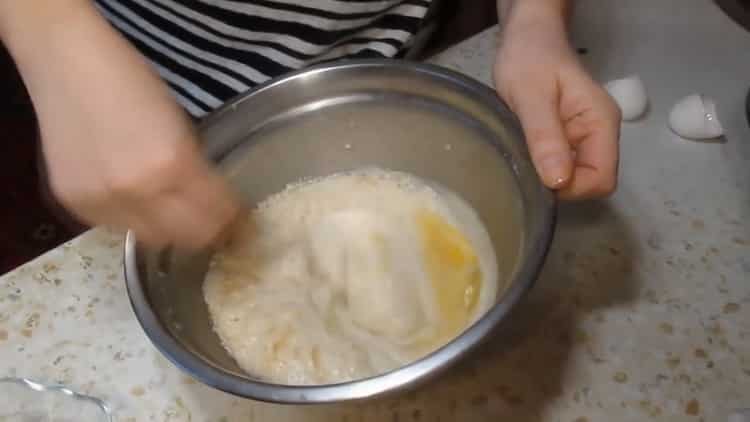 Per preparare rotoli di marmellata, mescola gli ingredienti.