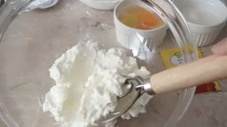 لصنع لفائف الجبن المنزلية ، تحضير المكونات