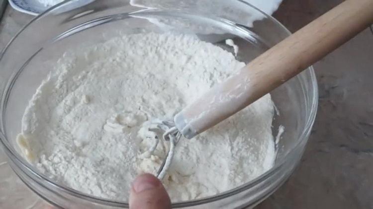 Setacciare la farina per preparare involtini di ricotta