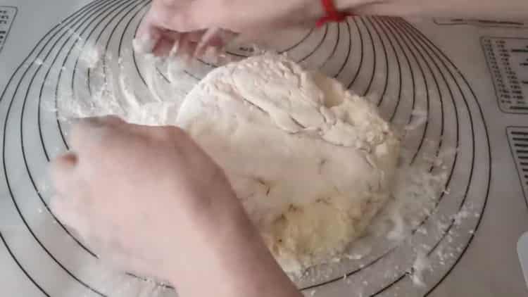 Túrós zsemlék készítéséhez gyúrjuk meg a tésztát