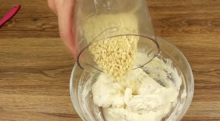 Για να κάνετε κουλουράκια με τυρί cottage από ζύμη ζύμης, προσθέστε καρύδια στο γέμισμα