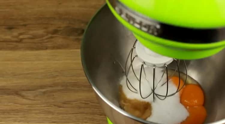 За да направите кифлички с извара от тесто с мая, смесете съставките