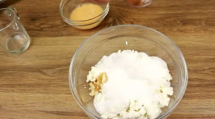 Για να κάνετε κουλούρια με τυρί cottage από ζύμη ζύμης, ετοιμάστε το γέμισμα