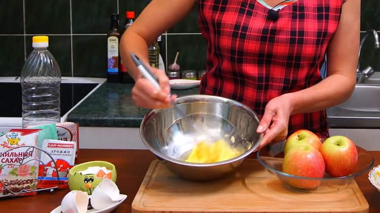 Χτυπήστε τα αυγά για να φτιάξετε θαλάμους μήλων