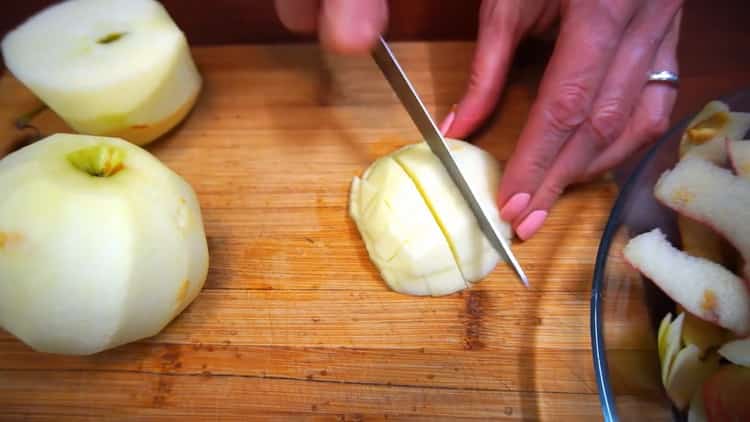 Leikkaa omenat, jotta voit valmistaa omenakoppeja