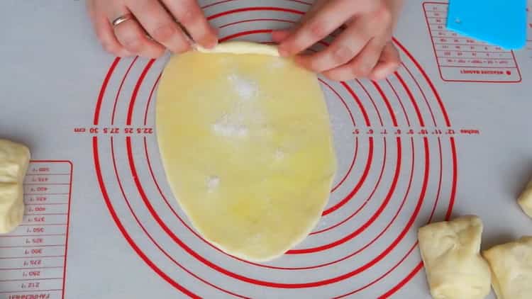 Разточете тестото, за да направите кифлички със сърчица