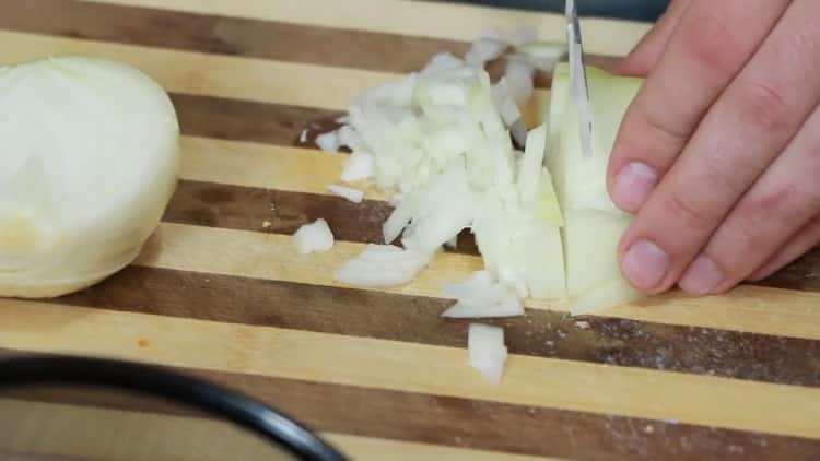Για να κάνετε ένα σάντουιτς τόνου, ψιλοκόψτε το κρεμμύδι