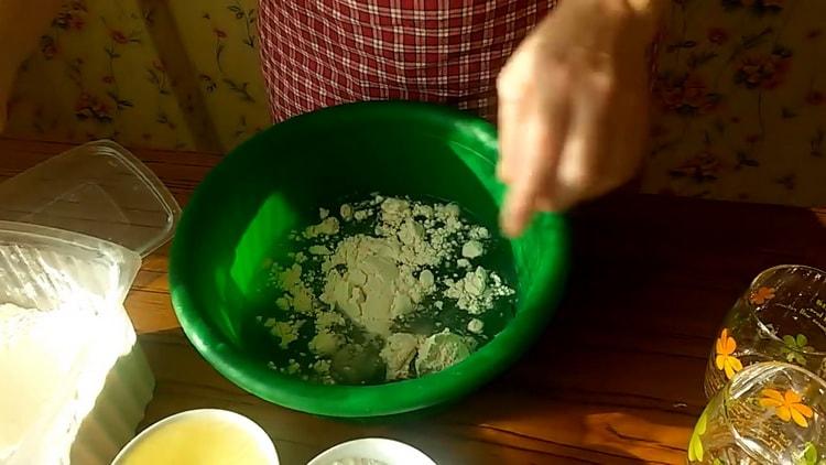 Norėdami greitai paruošti mielių pyrago tešlą, paruoškite ingredientus