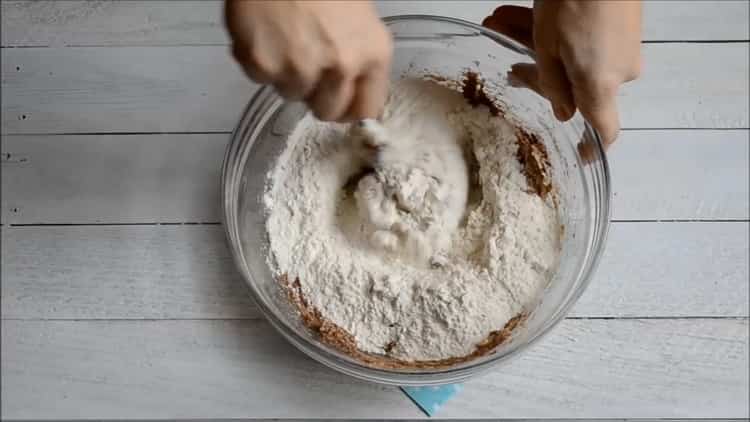 Sumaišykite ingredientus, kad orkaitėje greitai pagamintumėte keksiukų pyragą.