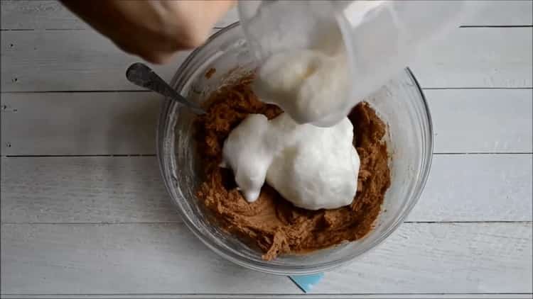 Kombinieren Sie die Zutaten, um einen schnellen Cupcake im Ofen zu machen