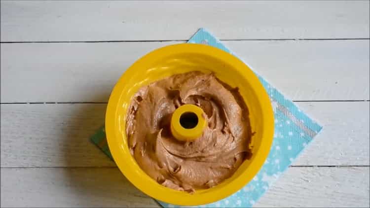 Um einen schnellen Cupcake im Ofen zuzubereiten, geben Sie den Teig in die Form