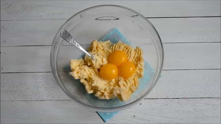 Fügen Sie Eier hinzu, um einen schnellen kleinen Kuchen im Ofen zu machen