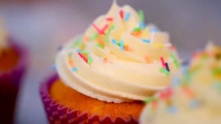 Vanilla Cupcakes - Mga Cupcakes na may Masarap na Cream