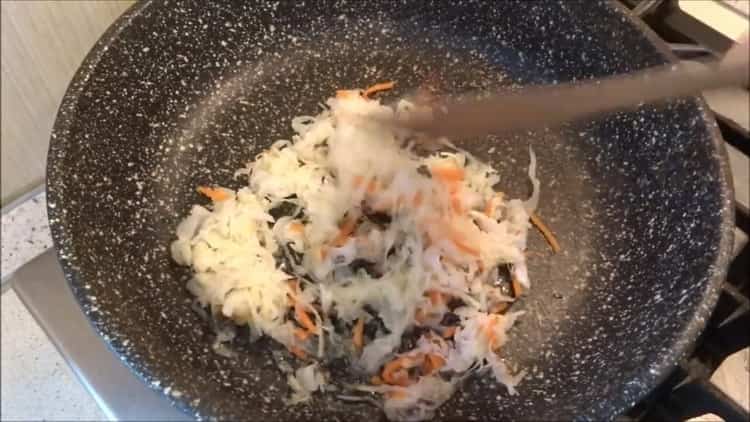 Για να μαγειρέψετε τα ζυμαρικά, μαγειρέψτε το λάχανο