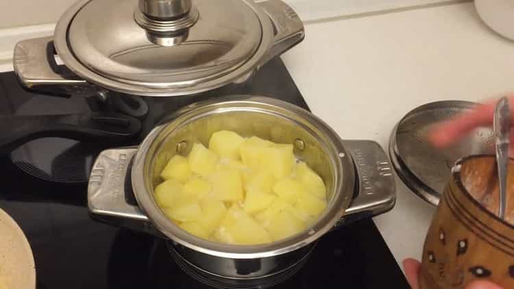 Zum Garen von Knödeln mit Kartoffeln und Schmalz Kartoffeln kochen
