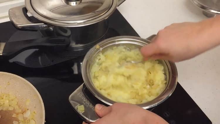 Die Füllung zubereiten, um Knödel mit Kartoffeln und Speck zuzubereiten