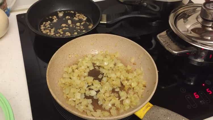 Per preparare gnocchi con patate e lardo, friggere il lardo
