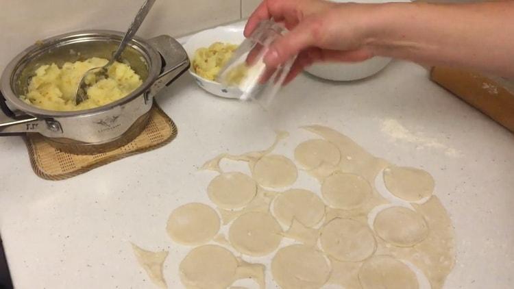 Per preparare gnocchi con patate e strutto, preparare l'impasto