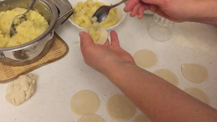 За да направите кнедли с картофи и бекон, сложете пълнежа върху тестото