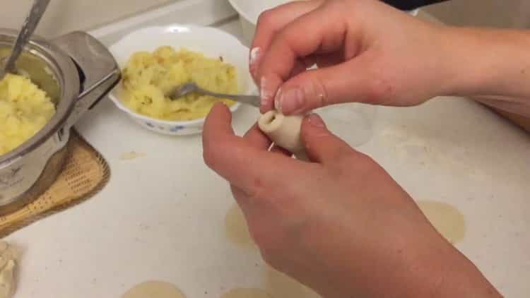 Um Knödel mit Kartoffeln und Speck zu machen, den Knödel knödeln