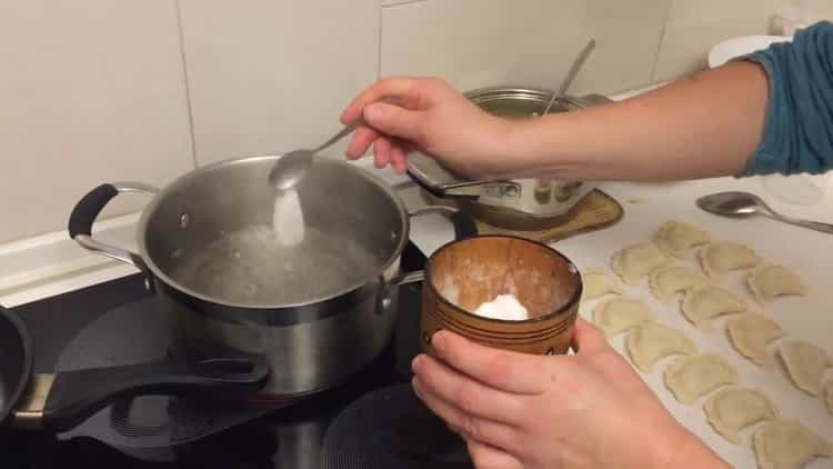 За да направите кнедли с картофи и бекон, солена вода
