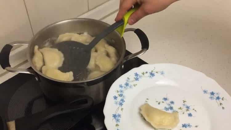 Για να κάνετε ζυμαρικά με πατάτες και λαρδί, βράστε ζυμαρικά