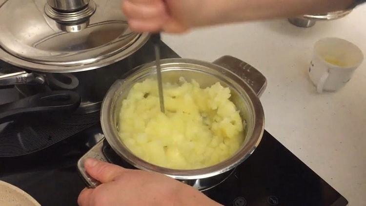 За да направите кнедли с картофи и свинска мас, нарежете картофите