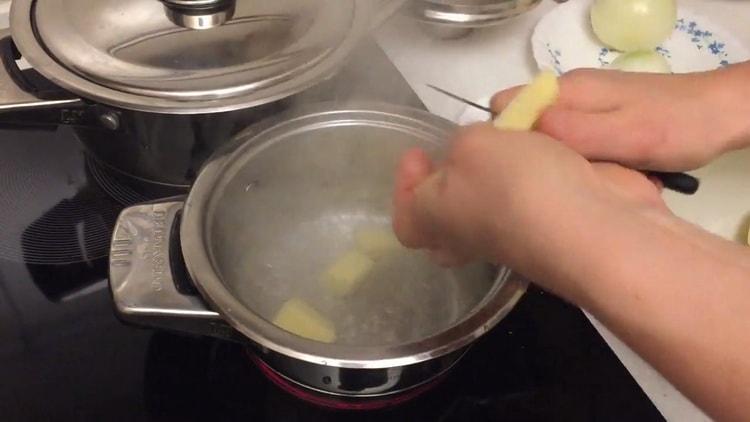 За да направите кнедли с картофи и бекон, пригответе съставките