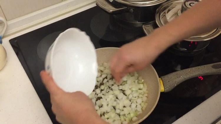 Per preparare gnocchi con patate e strutto, friggere le cipolle