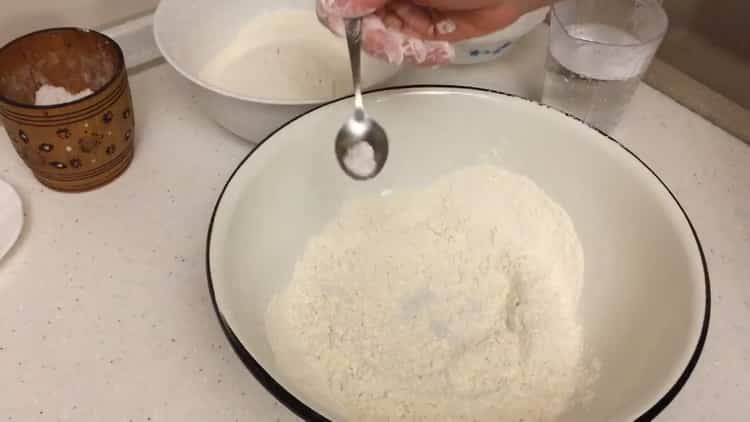 За да направите кнедли с картофи и бекон, пресейте брашно