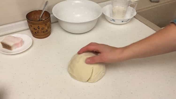 За да направите кнедли с картофи и бекон, омесете тестото