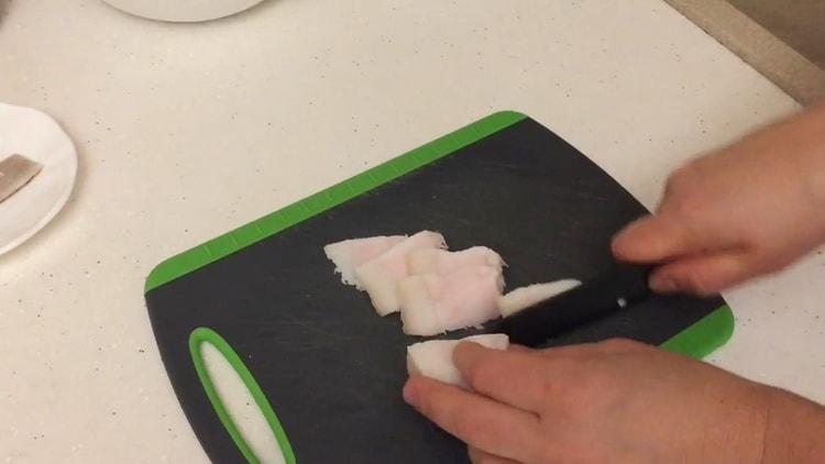 Leikkaa sianliha, jotta voit valmistaa nyyttejä perunoiden ja sian kanssa