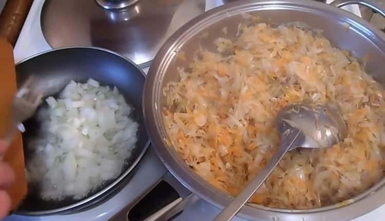 Upang makagawa ng mga dumpling ng sauerkraut, iprito ang mga sibuyas