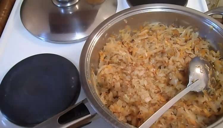 Die Füllung zubereiten, um Knödel mit Sauerkraut zuzubereiten