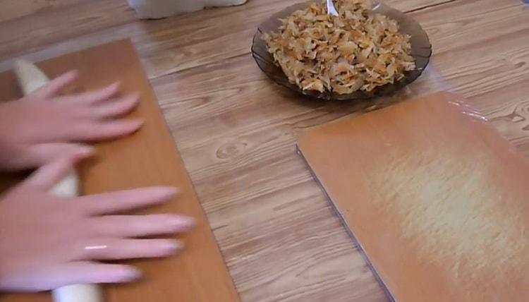 Per preparare gnocchi con crauti, stendere la pasta