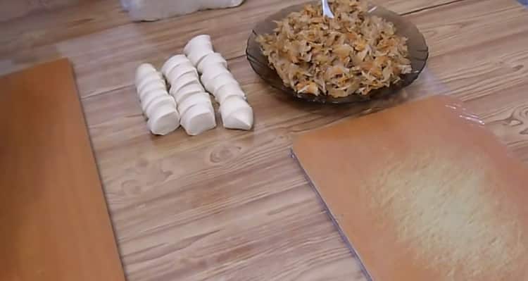 A káposztával való gombócokat elkészítik, aprítsák meg a tésztát