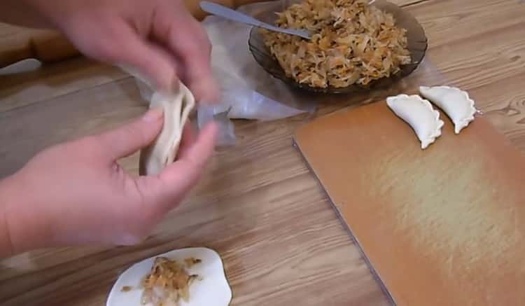 Upang makagawa ng mga dumplings na may sauerkraut, mga blind dumplings