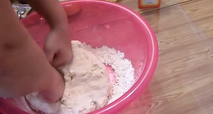Um Knödel mit Sauerkraut zu machen, mischen Sie das Mehl