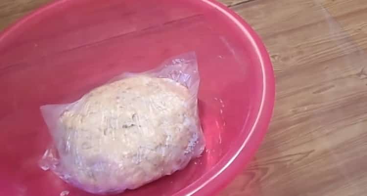 Upang makagawa ng mga dumplings na may sauerkraut, ihanda ang kuwarta