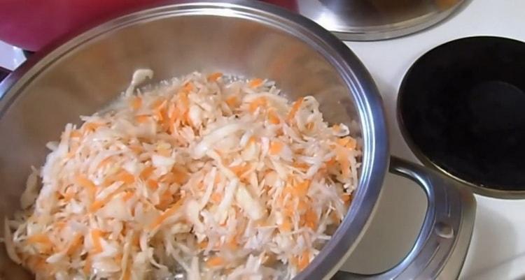 Upang makagawa ng mga dumpling ng sauerkraut, igisa ang repolyo