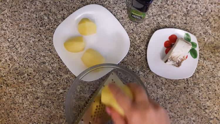 A gombóc nyers burgonyával történő főzéséhez reszeljük a burgonyát