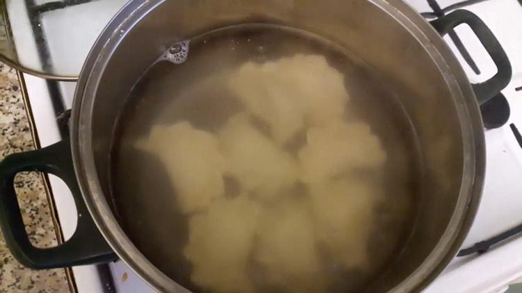 Zum Garen von Knödeln mit rohen Kartoffeln bereiten Sie die Gerichte zu