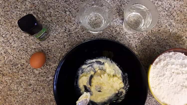 Eier schlagen, um rohe Kartoffelknödel zu machen.