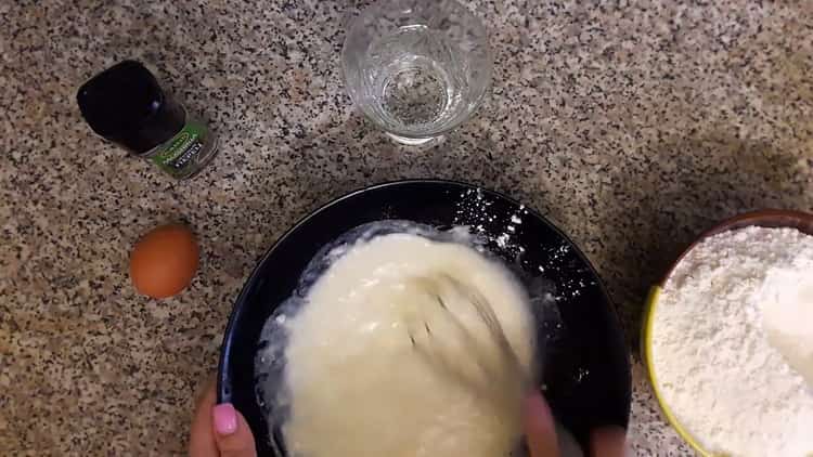 За да направите кнедли със сурови картофи, добавете вода