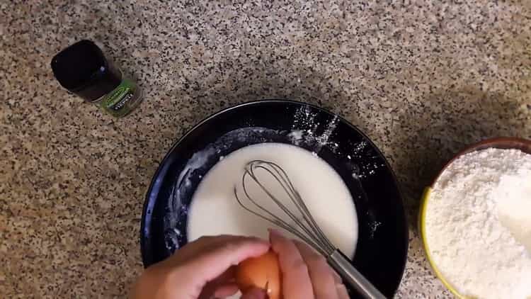 Přidejte vejce k vaření knedlíků se syrovými bramborami.