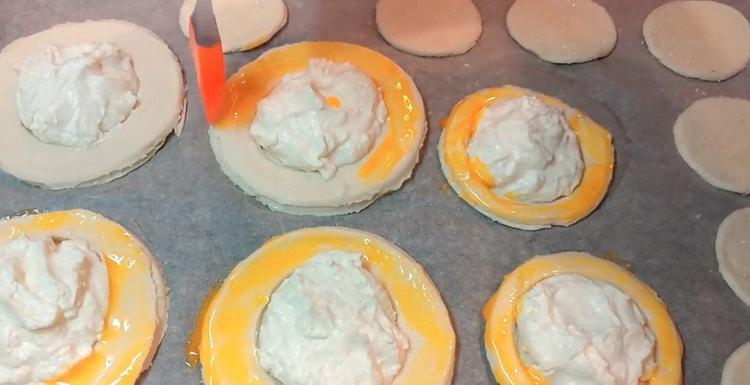 Při vaření tvarohových koláčů s tvarohem namažte těsto vejcem
