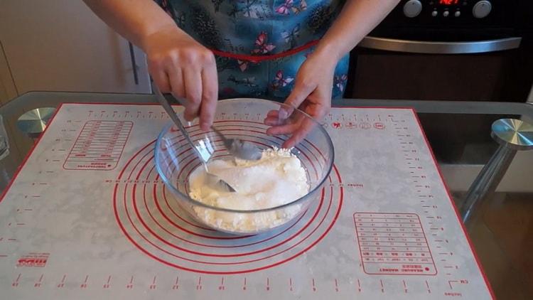 Για να προετοιμάσετε τα cheesecakes, ετοιμάστε τα συστατικά